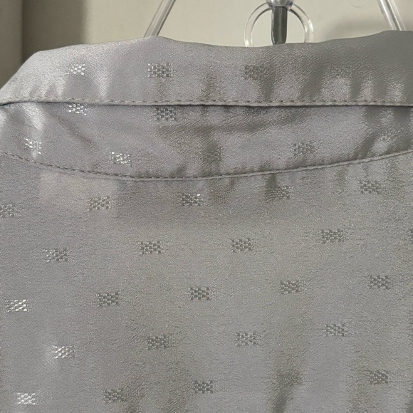 FEMININE DRESSY LIGHT GRAY WITH SHEEN BLOUSE AND IRIDESCENT WHITE BUTTONS SIZE 6 - Picture 9 of 11